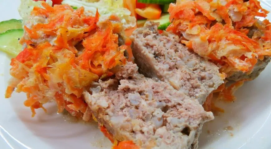 Гречаники с куриной грудкой и говядиной в сметанном соусе