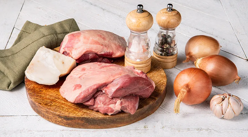 Баранина для сырне должна быть исключительно молодой (жир — белый, ребра — небольшие и тонкие)