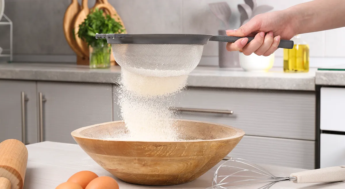 Пшеничная мука высшего сорта — это продукт самого тонкого измельчения, где частицы оболочки зерна сведены к минимуму