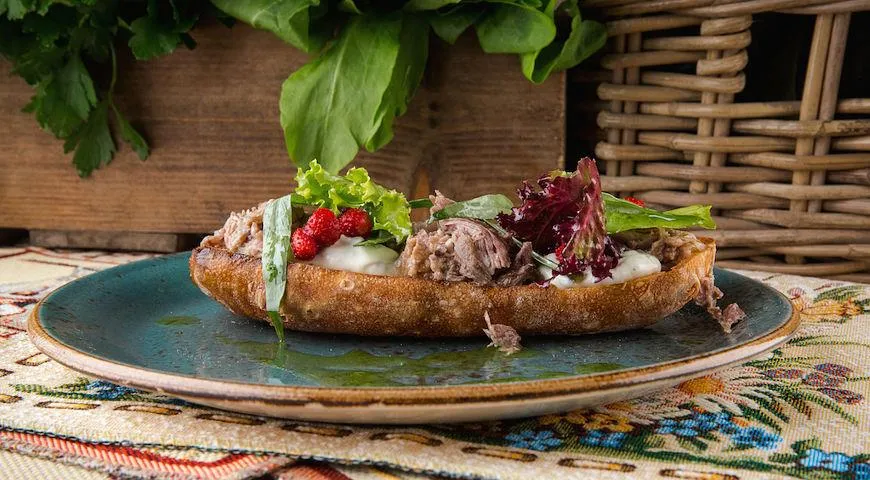 Рецепт брускетты с каймаком, уткой, тархуном и душистой земляникой