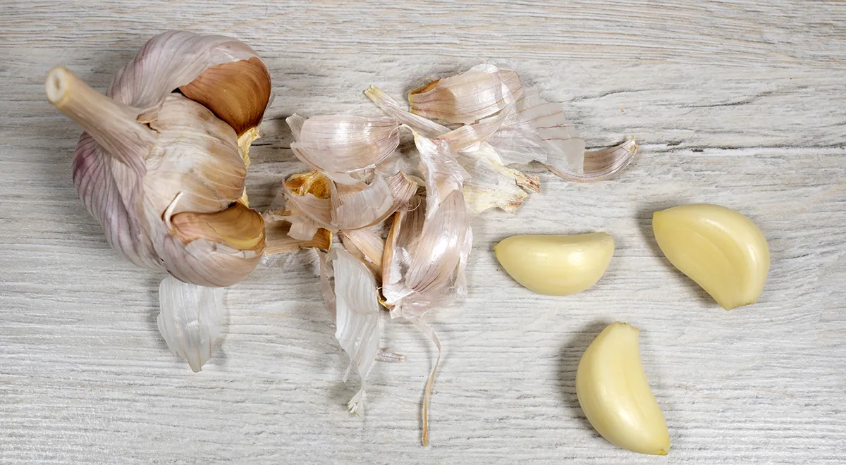 Почему не нужно выбрасывать чесночную шелуху