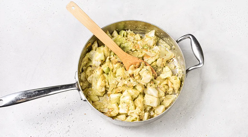 Жареная молодая капуста в яичной заливке