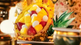 Десерт из ананаса с клубникой и личи