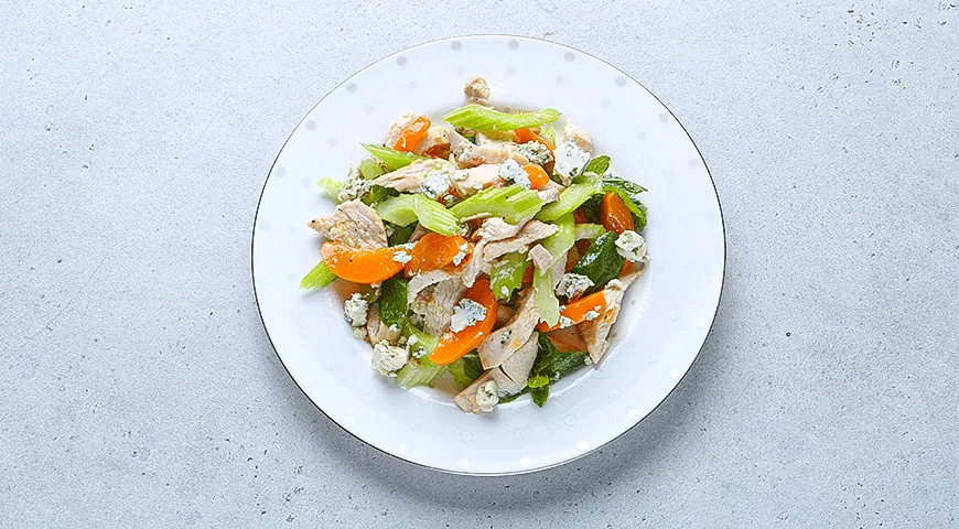 Куриный салат с абрикосами и голубым сыром