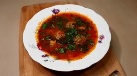 Томатный суп с фрикадельками и булгуром в кавказском стиле