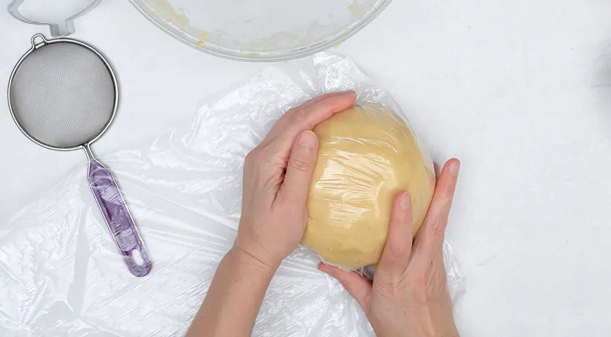 Для пышного тертого пирога на маргарине часть теста заморозьте, обернув в пленку