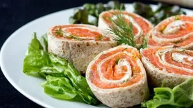 Рулет «Снежная вершина» с лососем и сливочным сыром