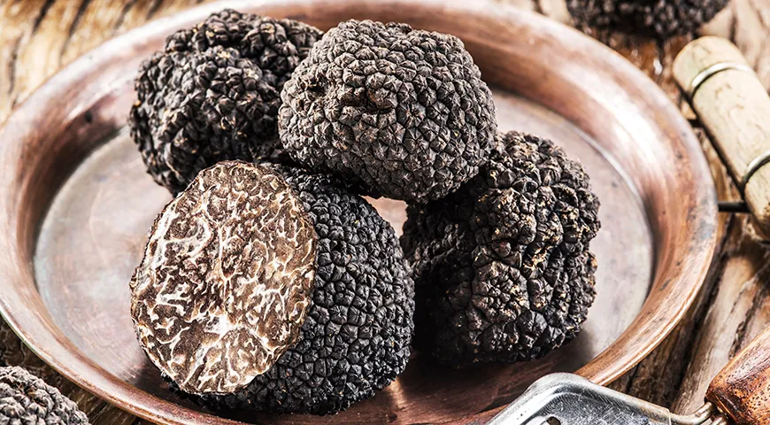 Цвет летнего трюфеля варьируется от темно-коричневого до глубокого черного