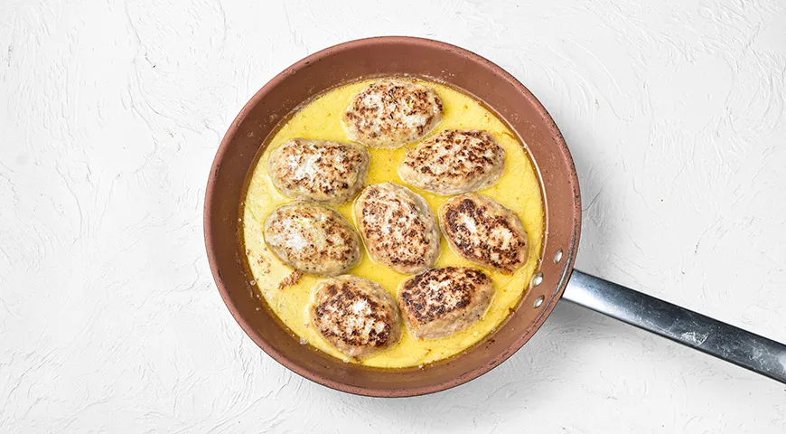 Куриные котлеты, тушенные в молоке