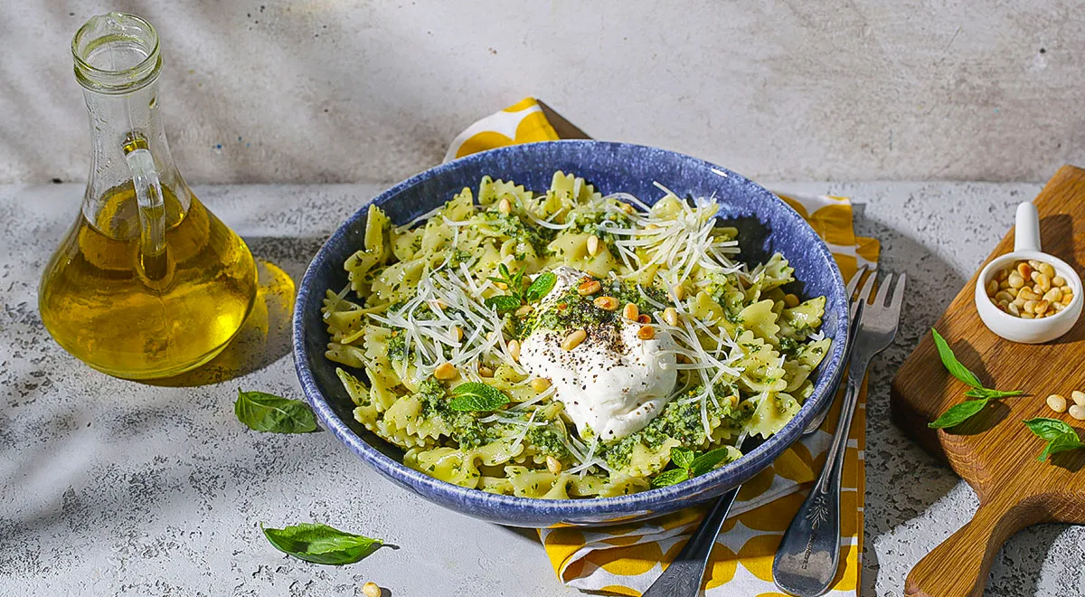 Паста с домашним песто и взбитой рикоттой