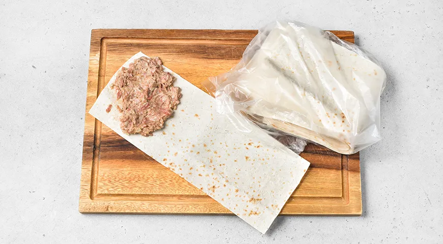 Треугольники из лаваша с фаршем и сыром