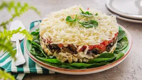 Слоеный салат с курицей, грибами, помидорами и сыром