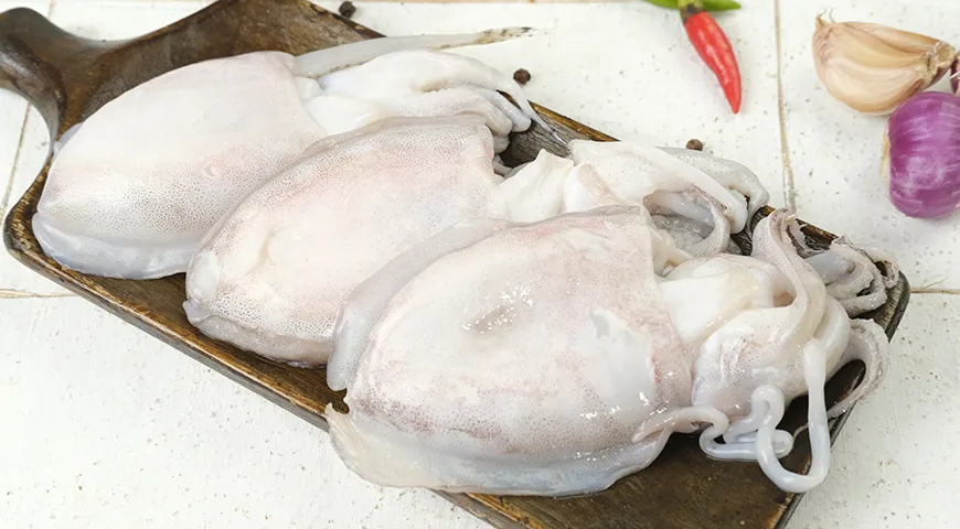 Кожица у свежей каракатицы должна быть целой, без разрывов и пятен, цвет — от светло-серого до коричневатого, иногда с перламутровым отливом