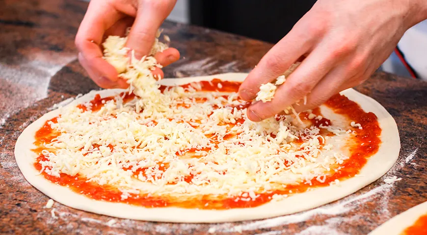 Чтобы дно пиццы не становилось сырым от сока начинки, положите чуть больше сыра