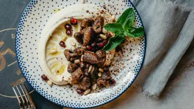 Ливанский хумус с пряными куриными сердечками