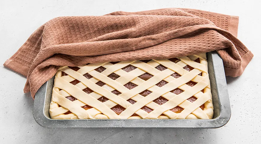 Пирог из дрожжевого теста с повидлом в духовке