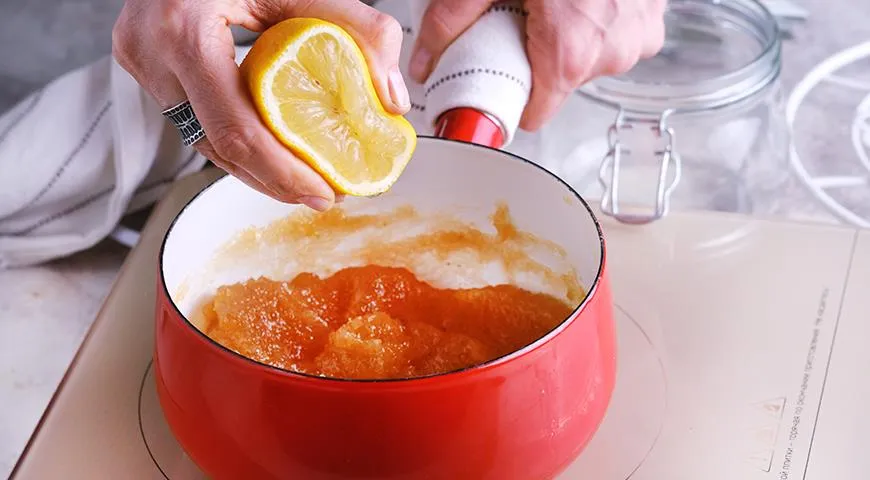 Чтобы повидло не засахарилось, обязательно добавьте в него немного лимонной кислоты или натурального сока лимона