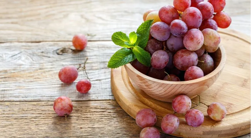 Розовый виноград очень фотогеничен, его можно подавать к сырной тарелке