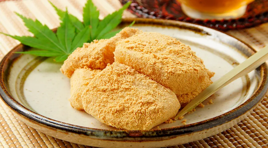 В Японии обжаренной соевой мукой (кинако) посыпают сладкие рисовые пирожки моти