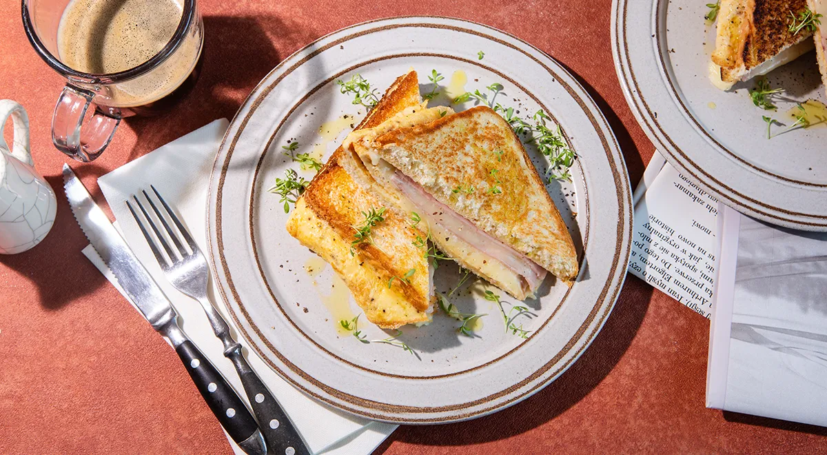 Горячие бутерброды с яйцом, ветчиной и сыром на сковороде