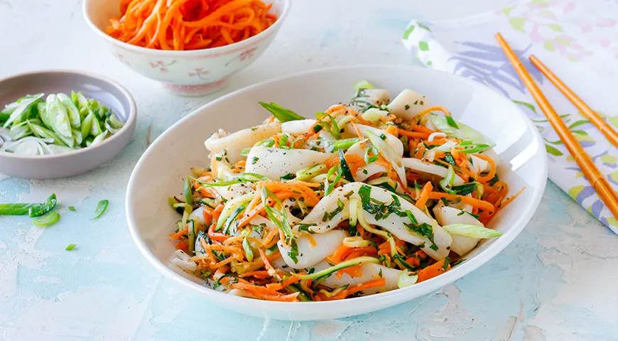 Салат из кальмаров и зелени с корейской морковкой