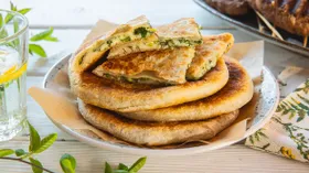 Слоеные лепешки с сыром