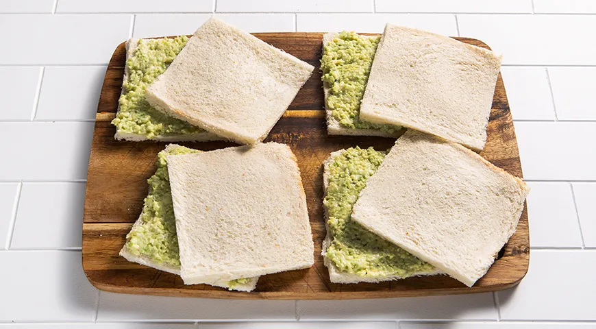 Канапе с творожным сыром, авокадо, красной рыбой и икрой