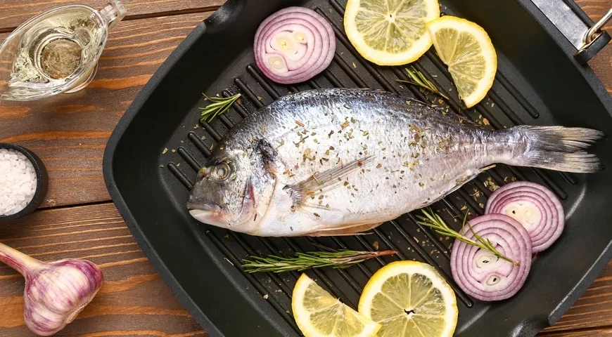 Чешуя у качественной дорады лежит плотно, она гладкая и блестит по всей поверхности, без пятен, царапин и разрывов