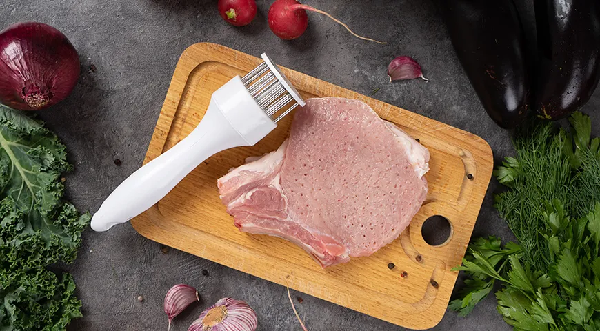 Тендерайзер — специальный инструмент, оснащенный множеством тонких иголочек, которые прокалывают мясо