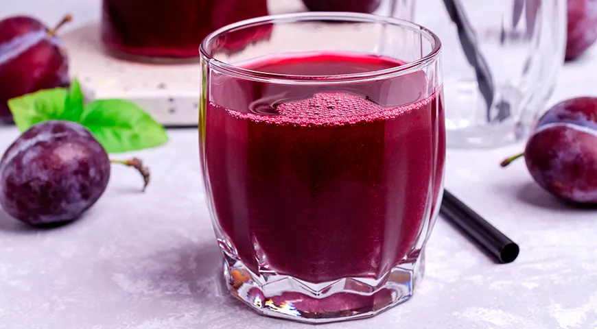Сливовый сок обладает кисло-сладким вкусом, порой чуть терпким