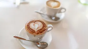 Диетологи рассказали, какое молоко делает кофе полезным