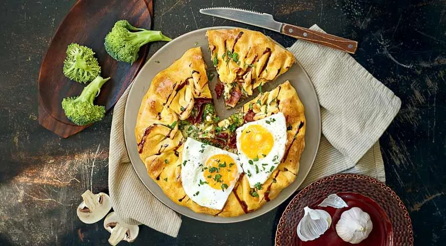 Галета с грибами, брокколи и яйцом