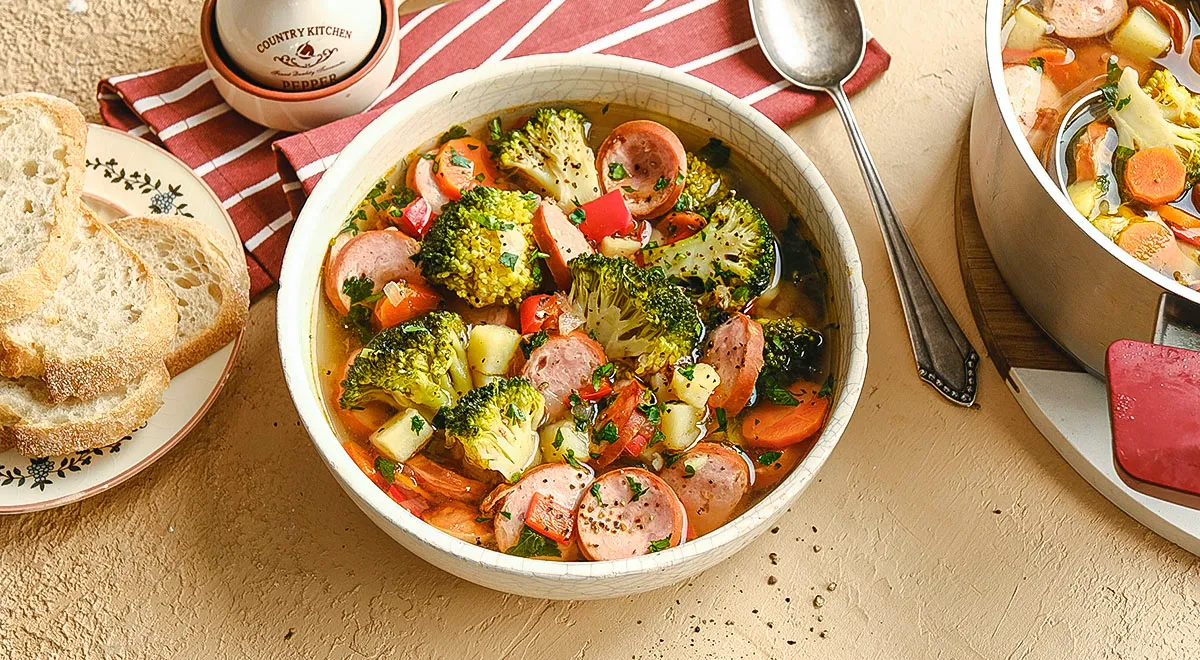 Рецепт овощного супа со шпикачками