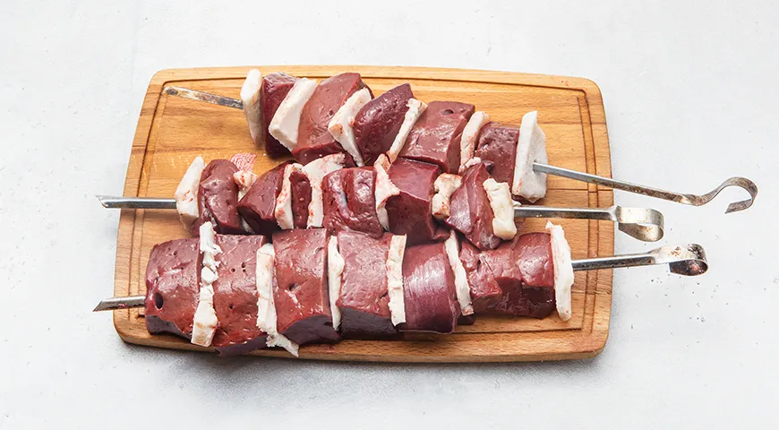 Шашлык из говяжьей печенки на мангале