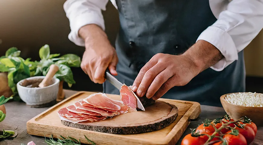 Хорошее прошутто эластичное, не сухое по краям и не крошится