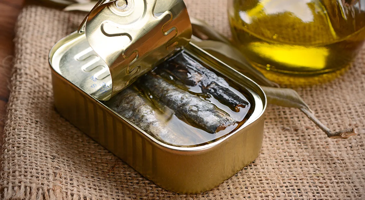 Почему не нужно выливать жидкость и масло из рыбных консервов
