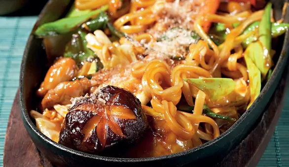 Лапша удон с морепродуктами и овощами