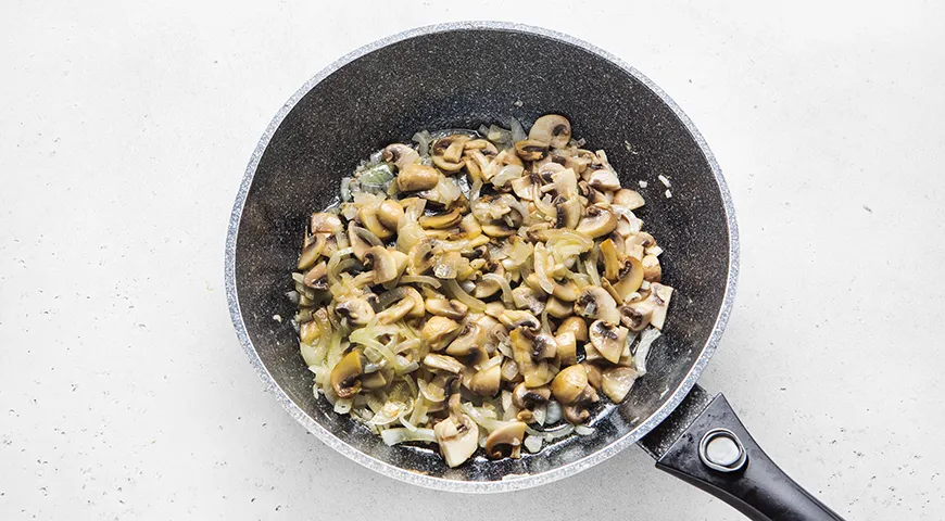 Пельмени со сметаной в горшочке