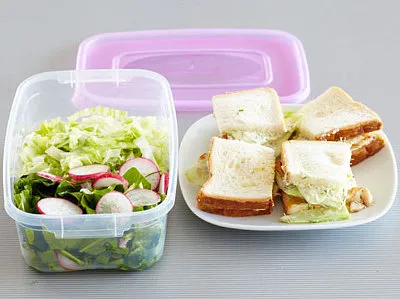 Обед на работе – бутерброд с огурцом и филе индейки 