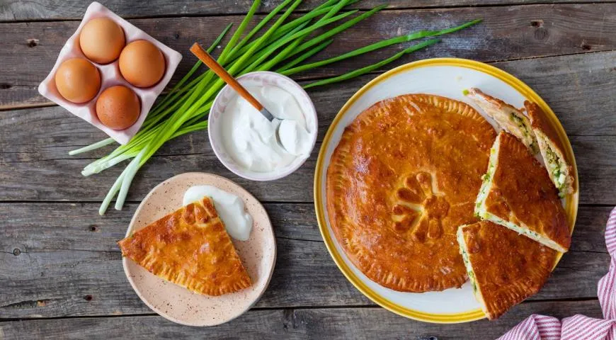 Пирог с яйцами и зеленым луком