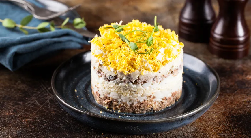 Классический салат «Мимоза» — рецепты с рисом, консервированной рыбой и яйцом