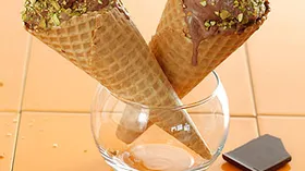 Шоколадно-ванильное мороженое с фисташками