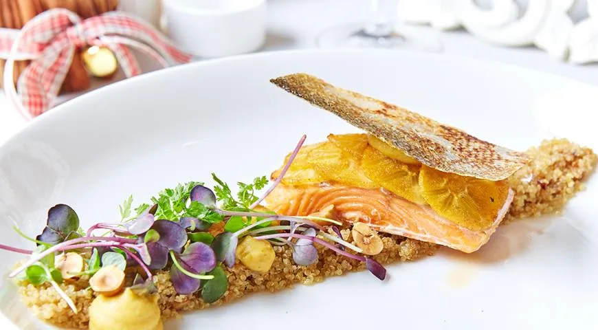 Рецепт кижуча с жареным киноа, белыми грибами и кремом из хурмы