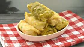 Голубцы из молодой капусты с курицей и рисом на сковороде