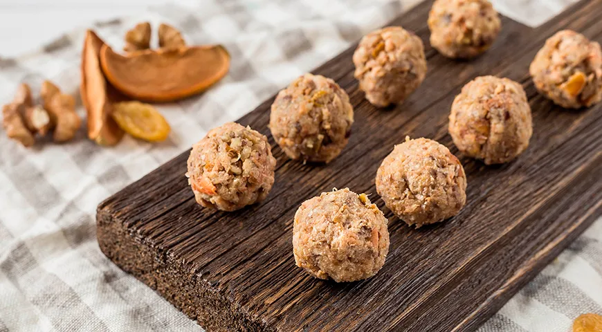 Энергетические шарики из сушеных яблок, изюма и орехов 