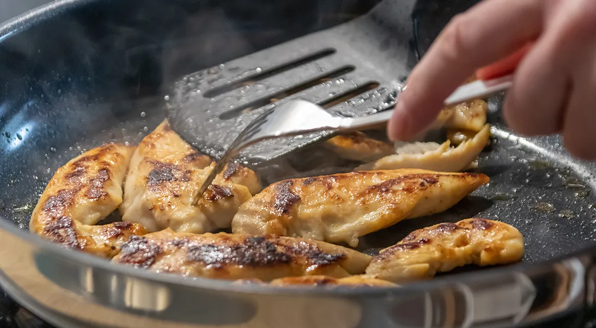 Что приготовить из куриной грудки на сковороде? Инструкция для самых  занятых или неопытных — читать на Gastronom.ru