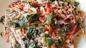 Салат "Суперфуд" из морской капусты, вакаме, моркови и крабового мяса