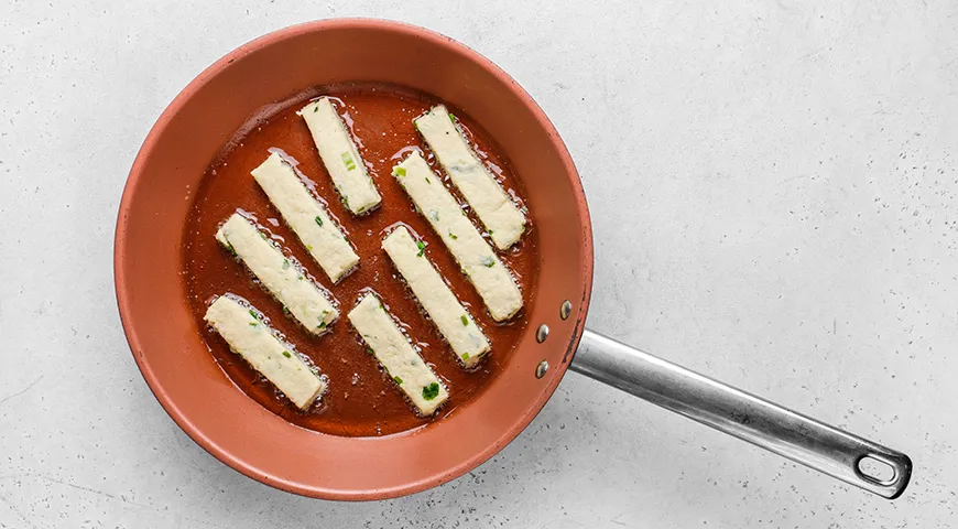 Сырные палочки на кефире с зеленым луком на сковороде