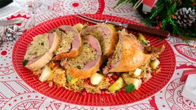 Утка с капустой и яблоками