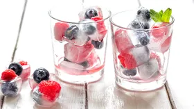 Что можно заморозить в формочках для льда? Делаем заготовки из фруктов, ягод, зелени и даже вина